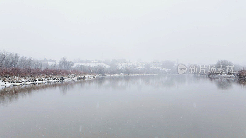 科罗拉多河冬季在流动的水上降雪的Ariel POV极端天气条件照片系列